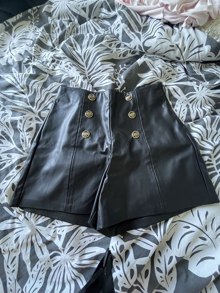 Pantaloni: Short similicuir 40 🪩 – Nuovo e nell'imballaggio originale da Bramois venduto da cyr_sb8d