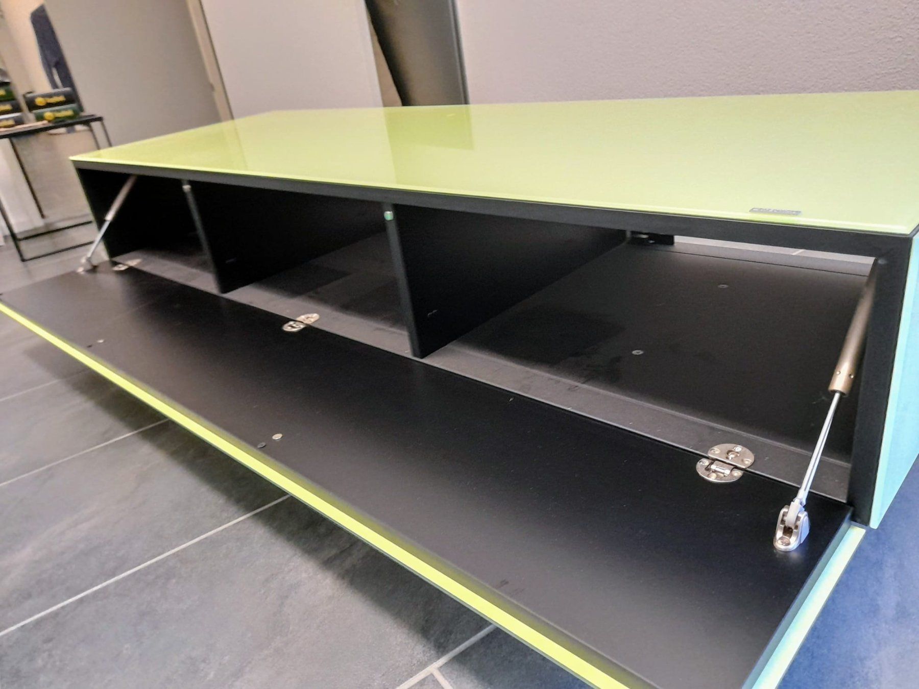 Spectral Mobili TV: Spectral TV-Möbel mit Frontklappe – Usato da Winkel venduto da gerollo