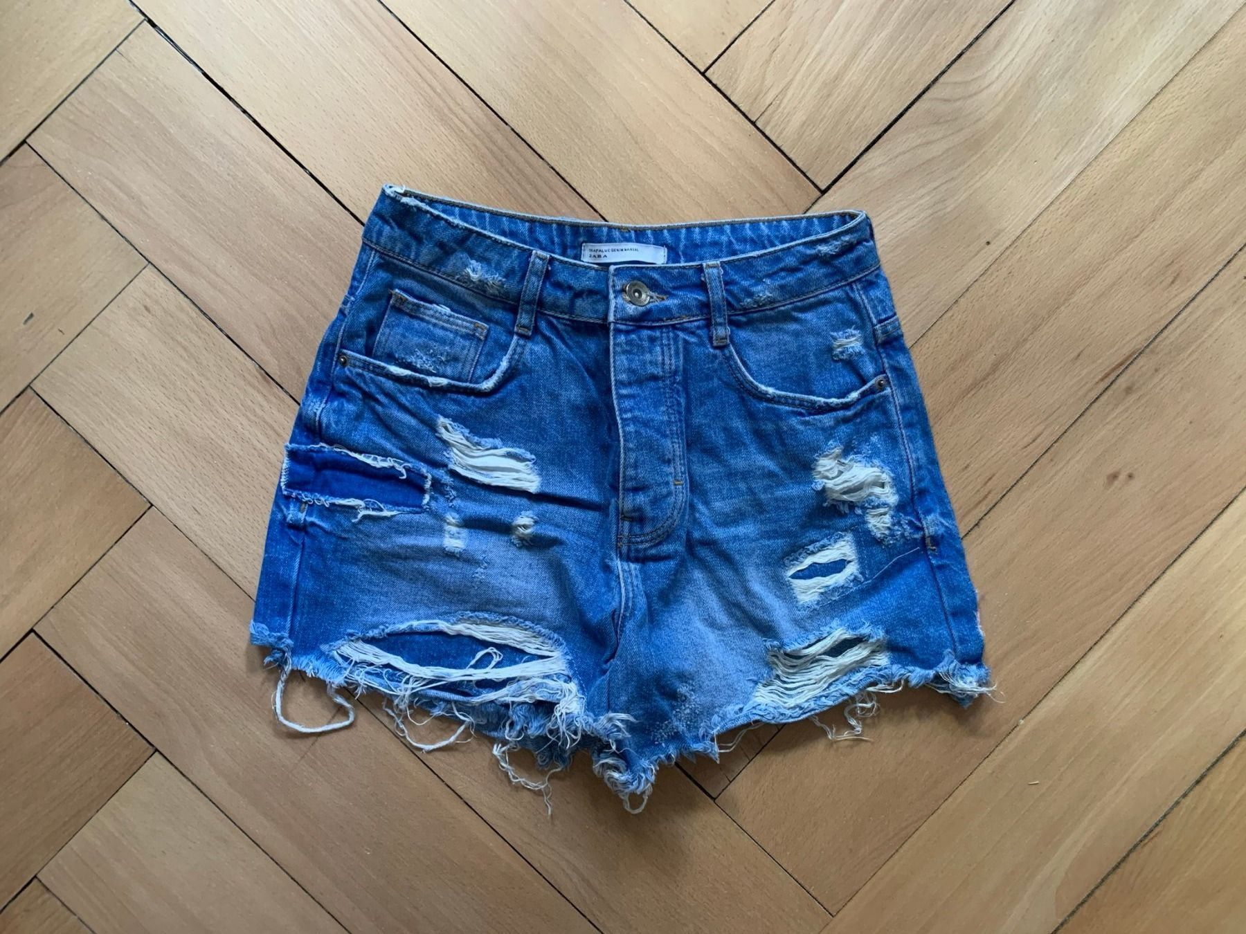 Zara Jeans: ZARA - Destroyed Jeansshorts blau 34 – Usato da Zürich venduto da Diazaio