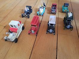 Konvolut 8 antike Spielzeugautos mit Figuren gut erhalten