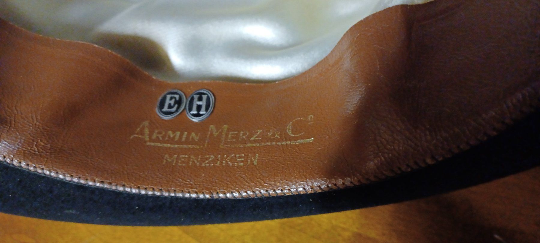 Copricapi, berretti & cappellini: Antiker Bowler – Usato da Menziken venduto da Nikkimcanton 1