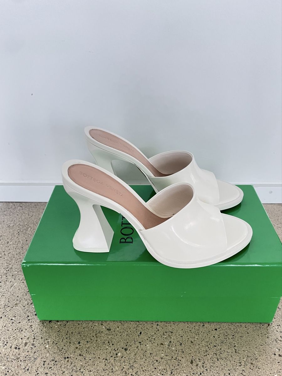 Bottega Veneta Scarpe da donna: Bottega Veneta Cha Cha Mules – Nuovo (secondo la descrizione) da Stäfa venduto da Nicole093 1