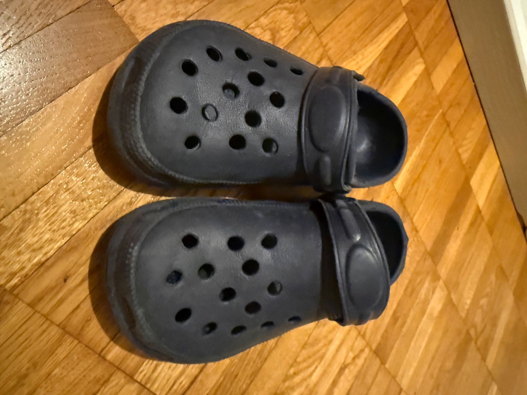 Chaussures garçon: crocs-like chaussures enfant – D'occasion à Lausanne par beatriz_g