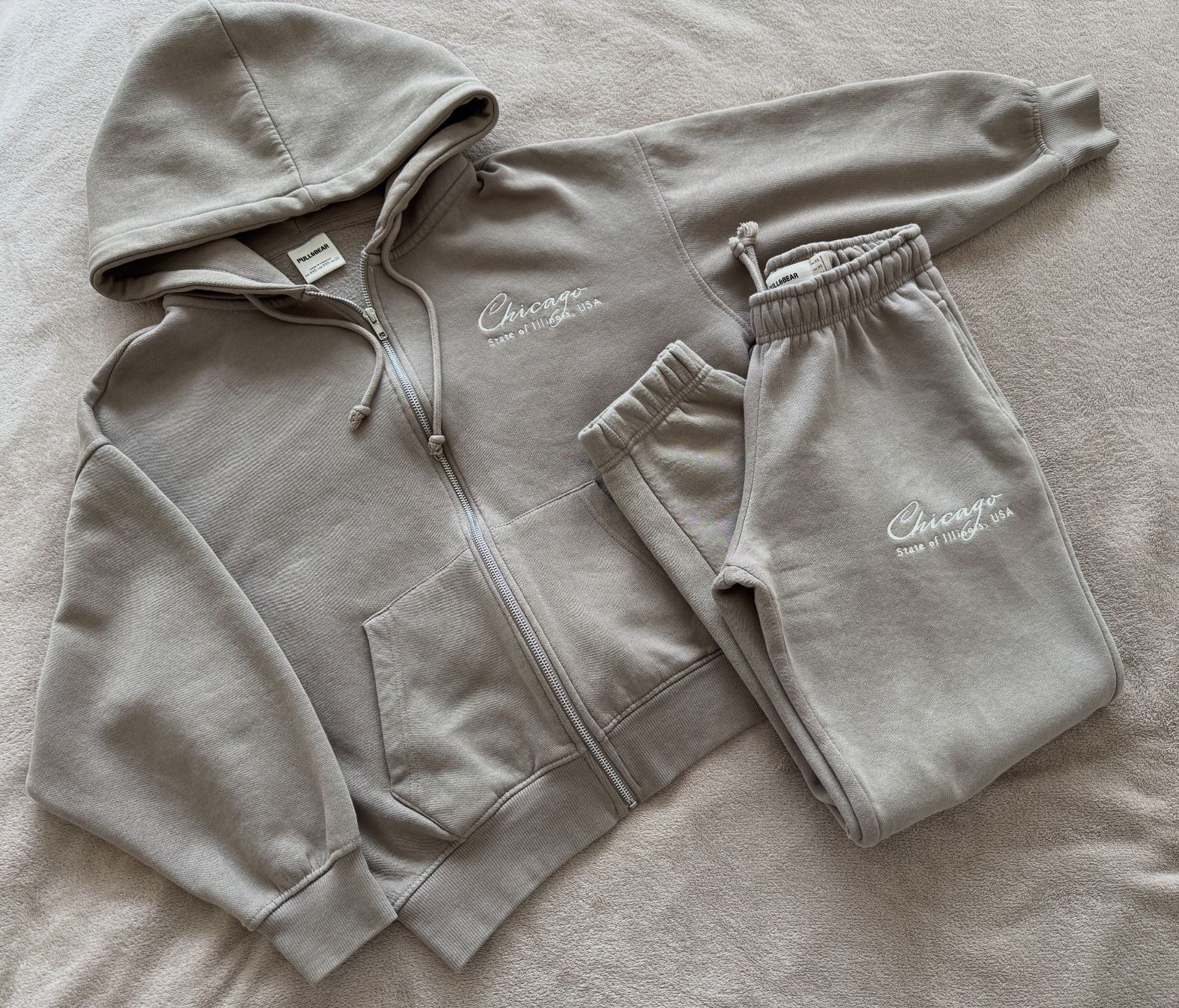 Anzüge & Kostüme: Pull&Bear Jogginganzug Chicago beige Gr.XS-S – Gebraucht aus Burgdorf von ssv_9t9f