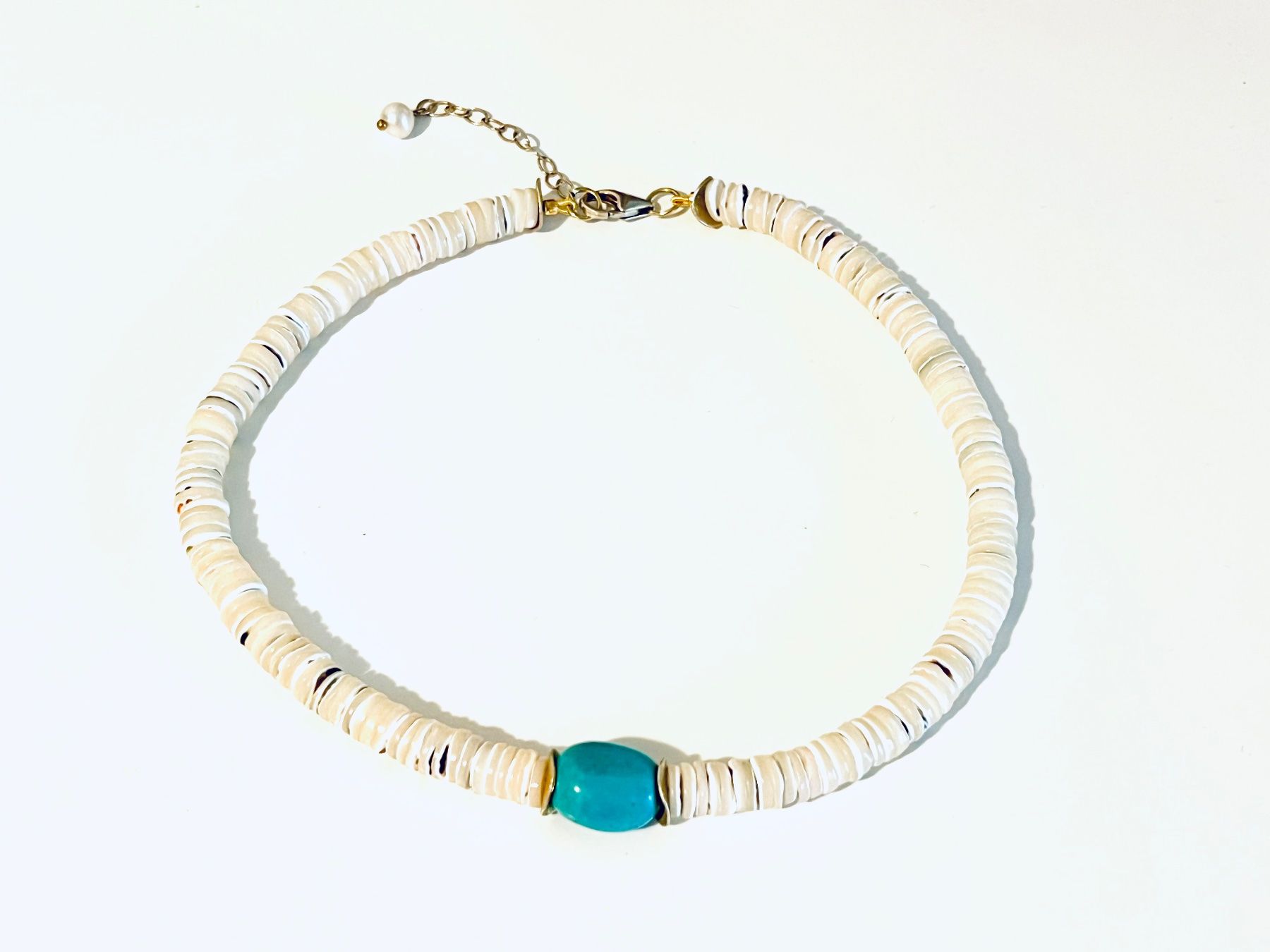 Colliers: Turquoise & Pukka Shell Necklace - Gold Plated Silver – Neuf avec emballage d'origine à Rüschlikon par ThereseJewelryDesign 5