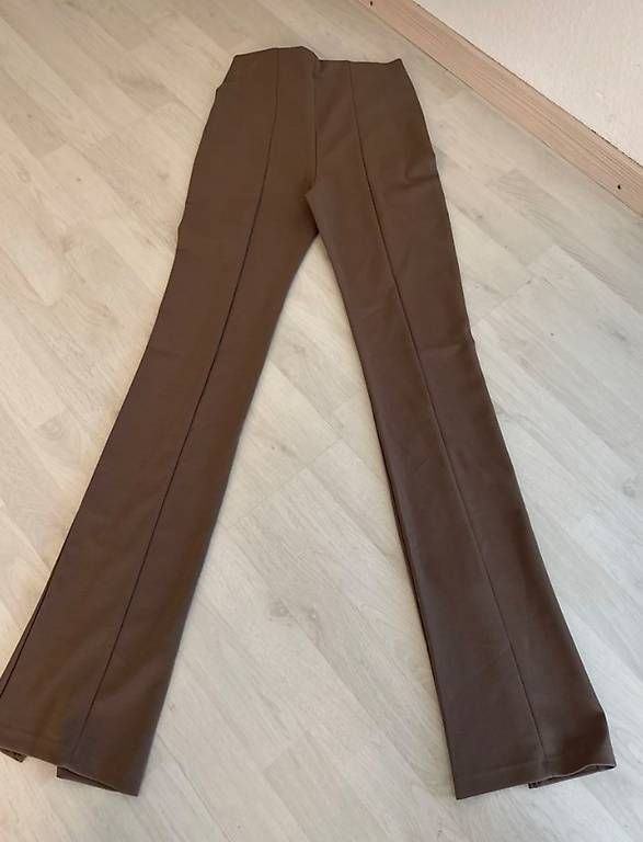Bershka Pantaloni: Bershka Stoffhose mit Schlitz, Gr. S – Usato da Brüttisellen venduto da Ariana-24 2