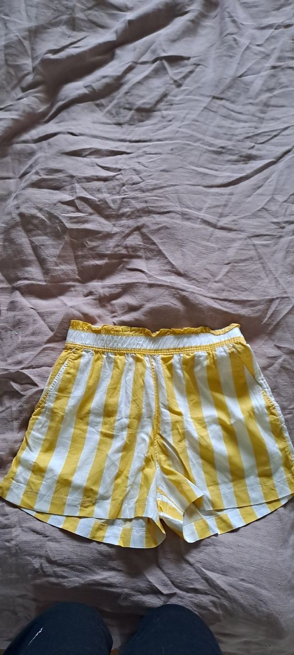 Pantaloni: Leinen-Shorts gelb-weiss gestreift – Usato da Düdingen venduto da Anthelia 1