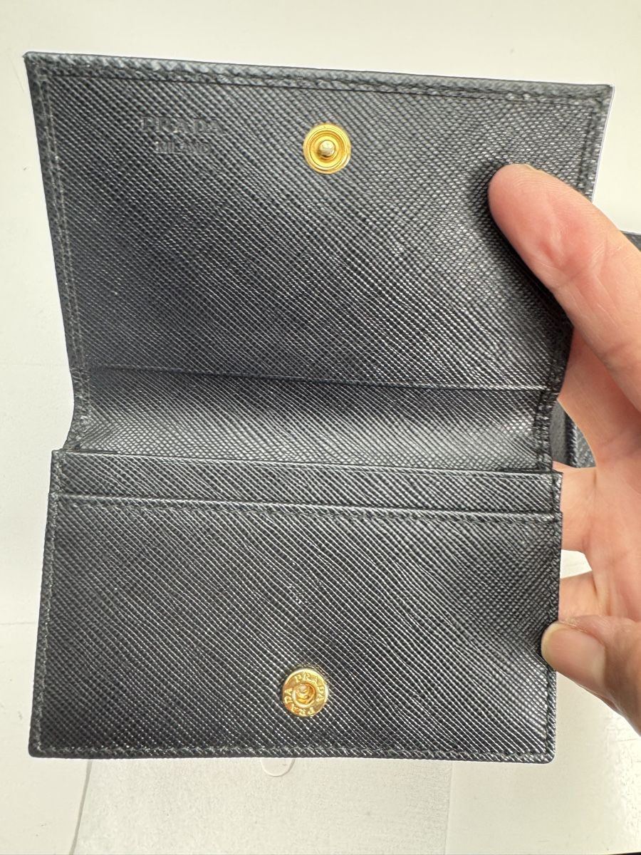 Prada Portefeuilles: Authentic Black Prada Card Holder, with Box - Pristine! – D'occasion à Hurden par rac_wyf8 1