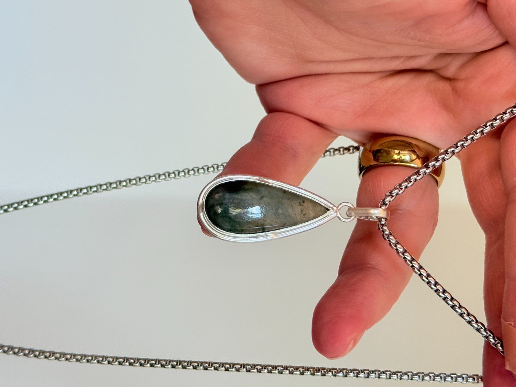 Ketten: Collier élégant avec pendentif en pierre naturelle – Neu und originalverpackt aus Genève von AGBERG 2