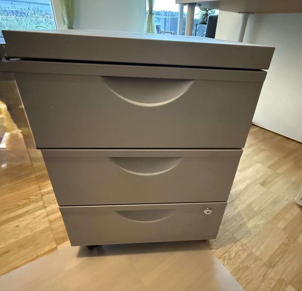 Ikea Schreibtische: Schreibtisch mit Zubehör – Gebraucht aus Aarau von mad_sy5q 1