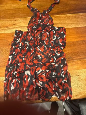 Sommerliches Neckholder-Top mit Rüschen, Grösse 38