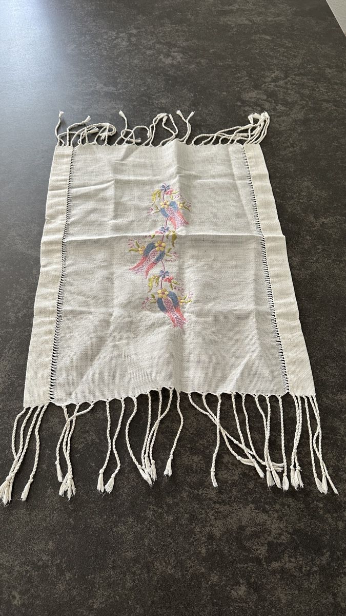 Set di tavolo e panche: Handgestickter Tischläufer – Nuovo (secondo la descrizione) da Schaanwald venduto da gy_ 2
