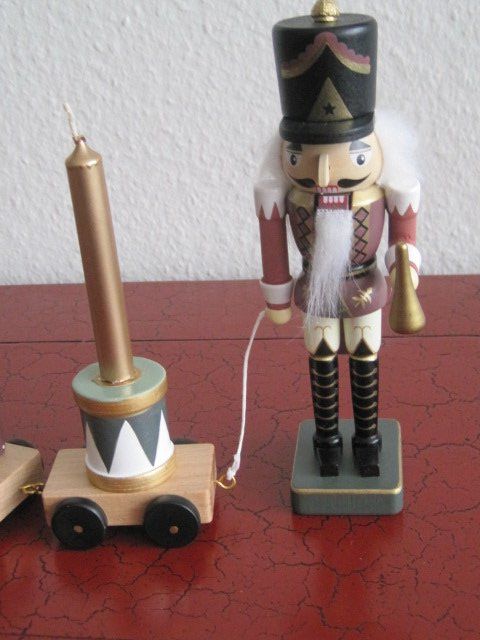 Bloomingville Tutte le decorazioni: Nussknacker mit Weihnachtszug – Usato da Basel venduto da cronat 1