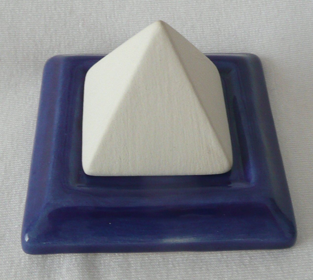 Diffusori di oli essenziali: Duftkeramik - Pyramide mit Untersetzer blau – Nuovo e nell'imballaggio originale da Mauren venduto da Yeelen 1