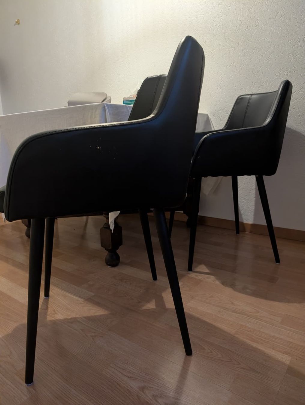 Sedie: 4 Esszimmerstühle aus Kunstleder – Usato da Bern venduto da afi_9dwp 1