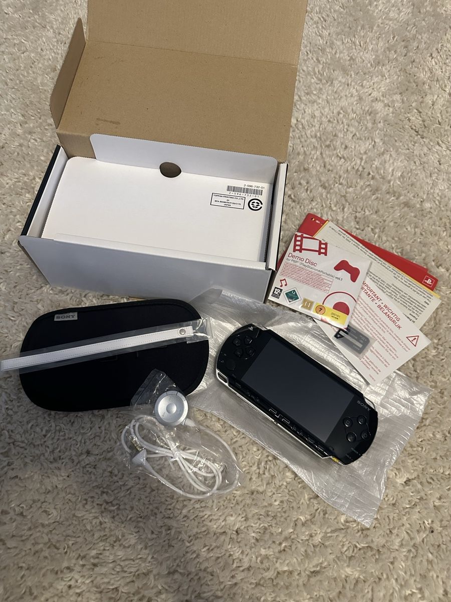 Sony Console: PSP 1004 - OVP + 2 games – Usato da La Tour-de-Trême venduto da Amarokc_Game 1
