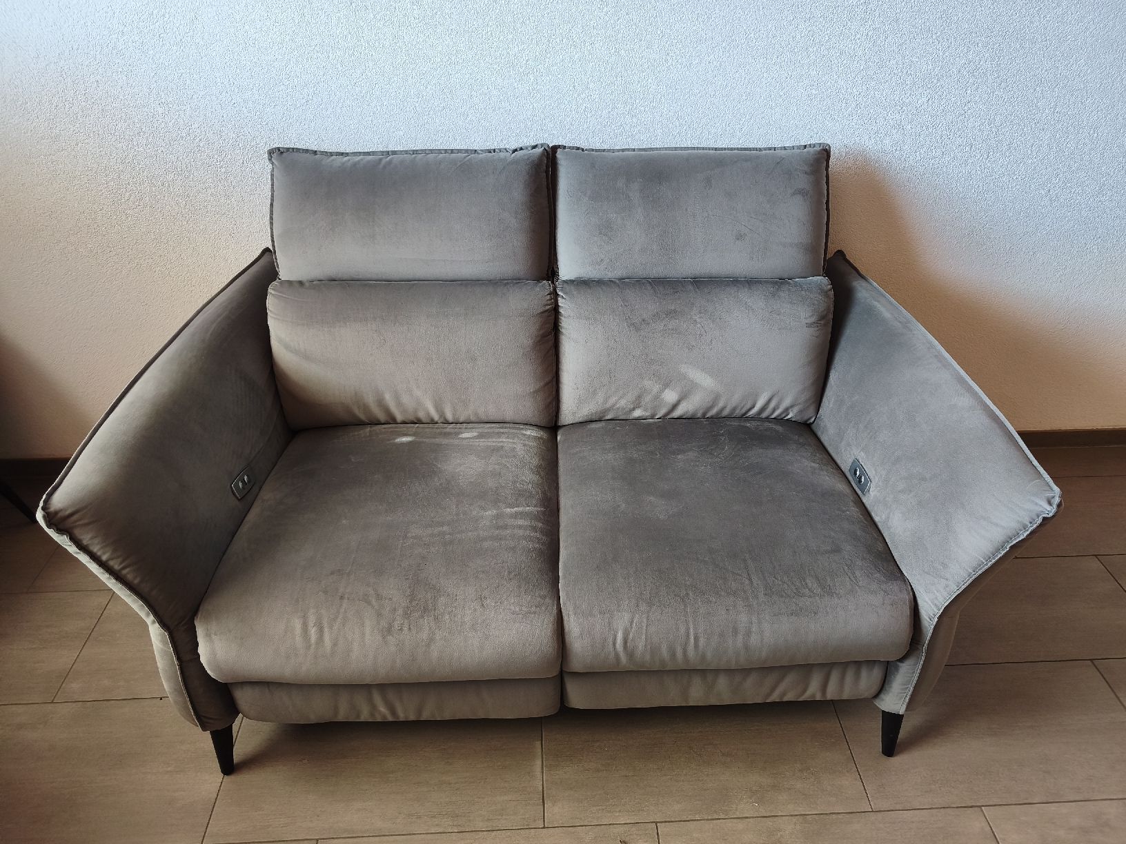 Divani: Modernes 2er Sofa mit elektrischer Relaxfunktion. – Usato da Brienz BE venduto da Skoda78