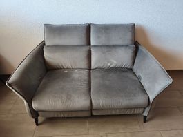 Modernes 2er Sofa mit elektrischer Relaxfunktion.