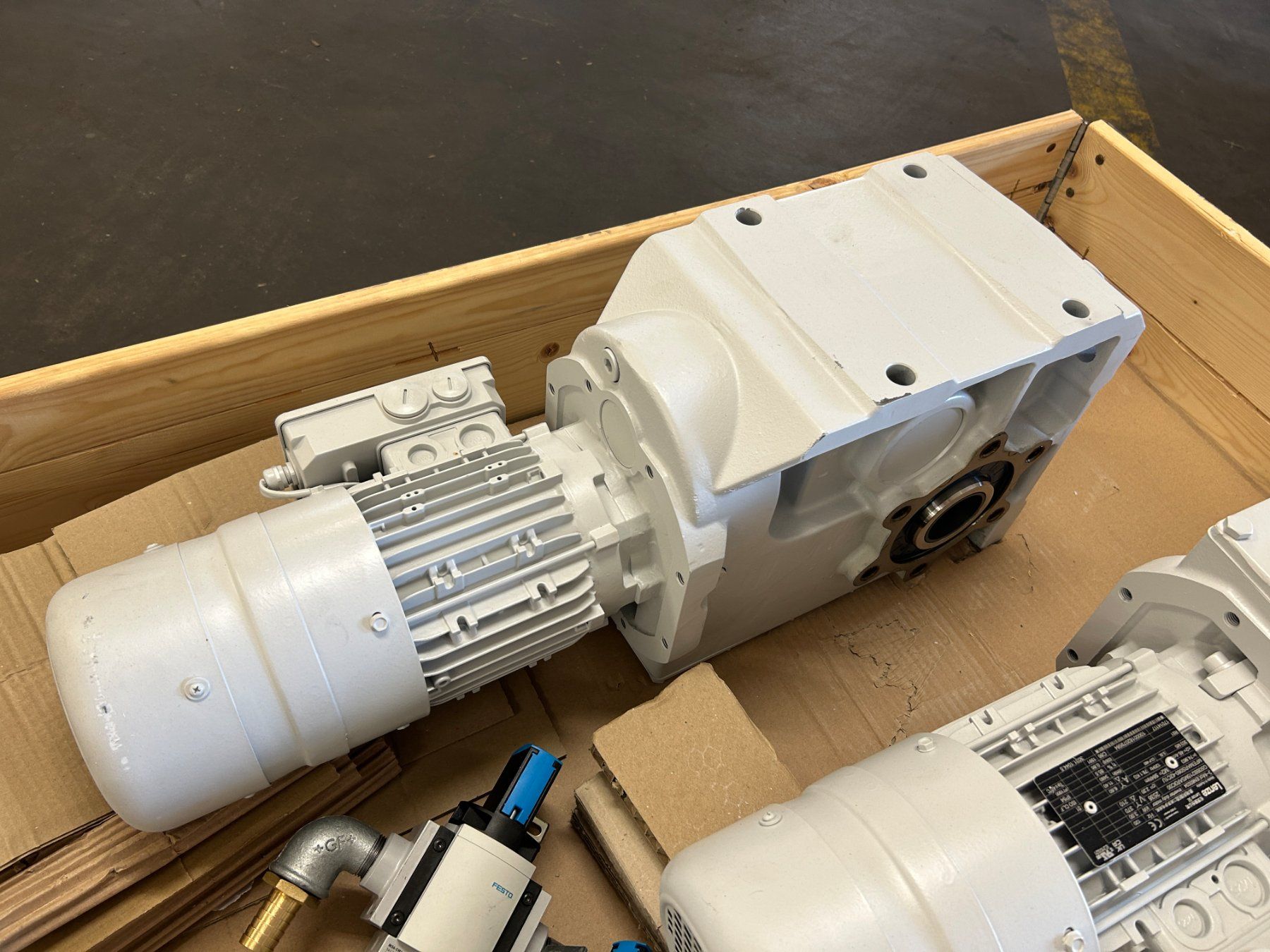 Motori: 2 Neue Elektro- Getriebemotore – Nuovo (secondo la descrizione) da Zofingen venduto da Maschinenfabrik 2