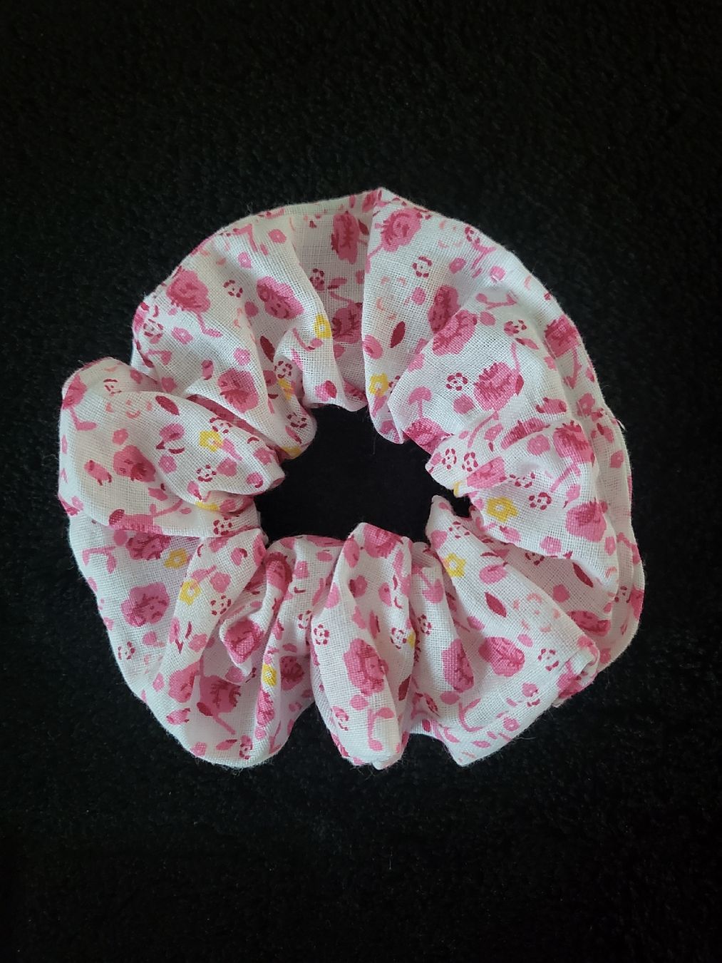 Accessori per capelli: Scrunchie / Blumenmuster / Handgenäht  – Nuovo e nell'imballaggio originale da Lömmenschwil venduto da S4BR1N4
