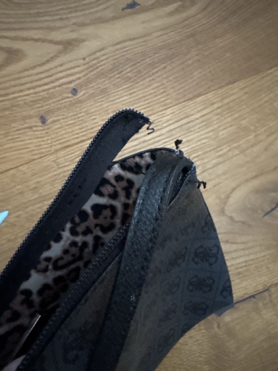 Guess Borse da donna: Guess schwarz Clutch mit Tragegriff – Usato da Zweidlen venduto da sweetchili_03 1