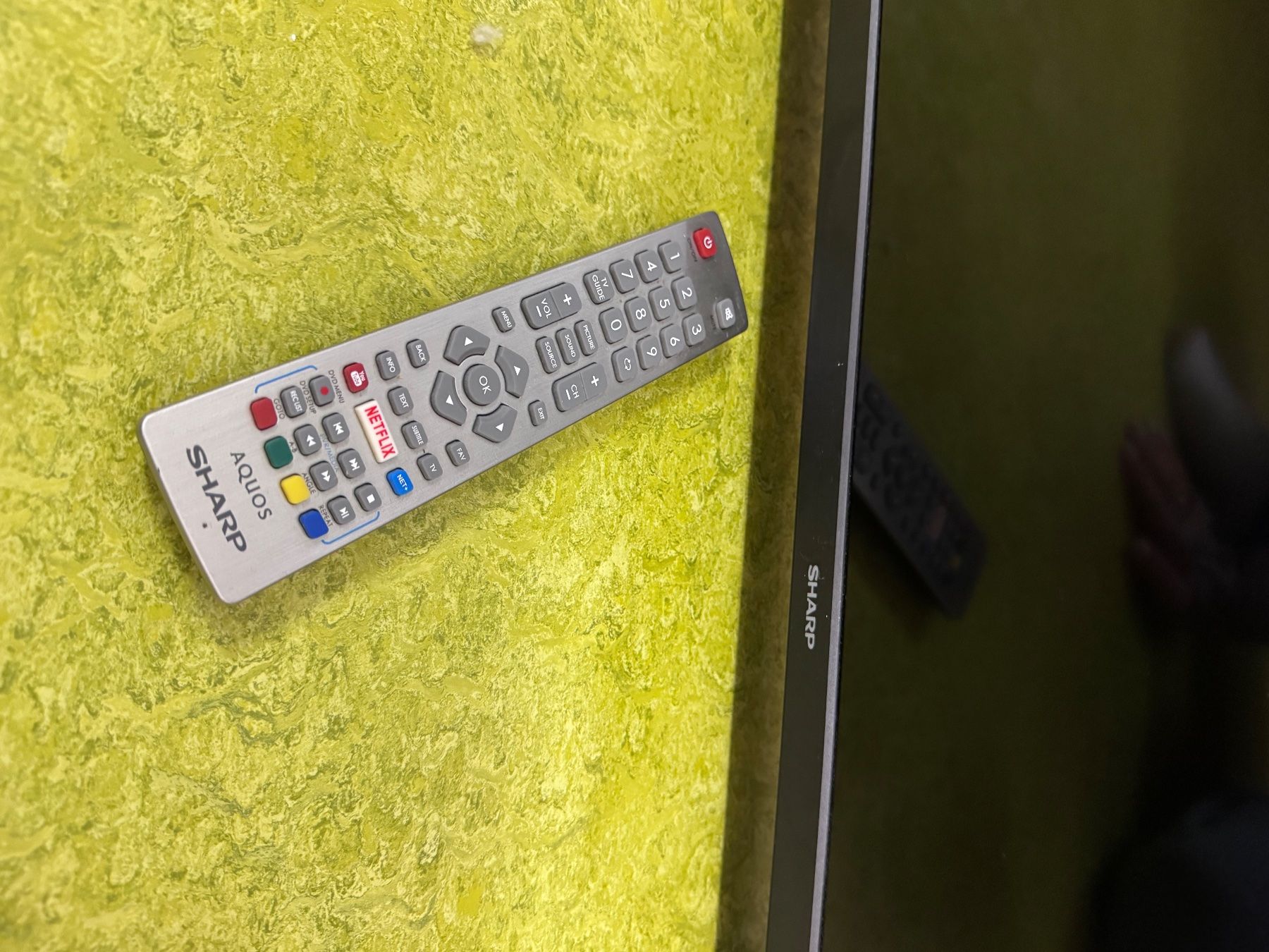 Fernseher: Fernseher SHARP AQUOS Harman Kardon – Gebraucht aus St. Gallen von syna_99 1