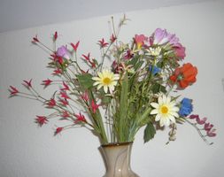 Vase mit künstlichen Blumen