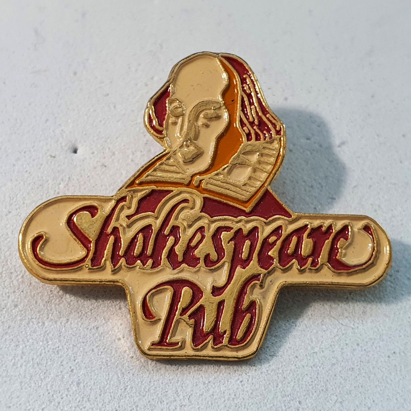 Placchette & Badge: AA264 - Pin The Shakespeare Pup – Usato da Reinach BL venduto da Boston-Verkauf