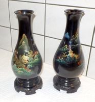 2 Vasen, Malerei auf schwarz lackiertem Ebenholz, 31cm hoch