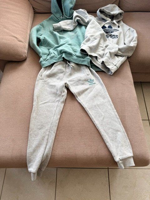 Adidas Lotti di vestiti: Sporthose mit 2 Kapuzenpullis Adidas – Usato da Altendorf venduto da smkf