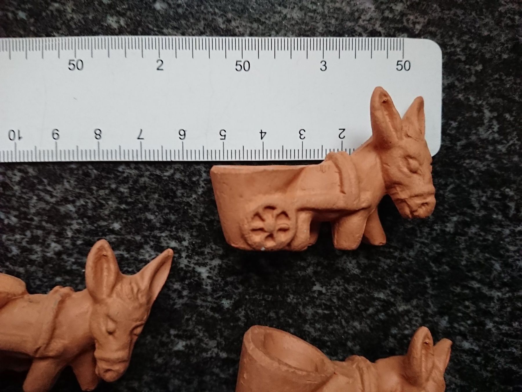 Statuette: Kleine Tonfigürchen, 4x Esel, 1x Hahn – Nuovo (secondo la descrizione) da Büren an der Aare venduto da creazioneshop 1