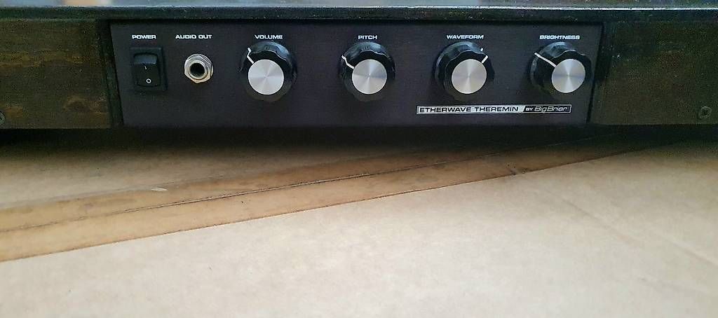 Moog Strumenti musicali: Big Briar Etherwave Theremin – Usato da St. Imier venduto da Lautar_Vega 4