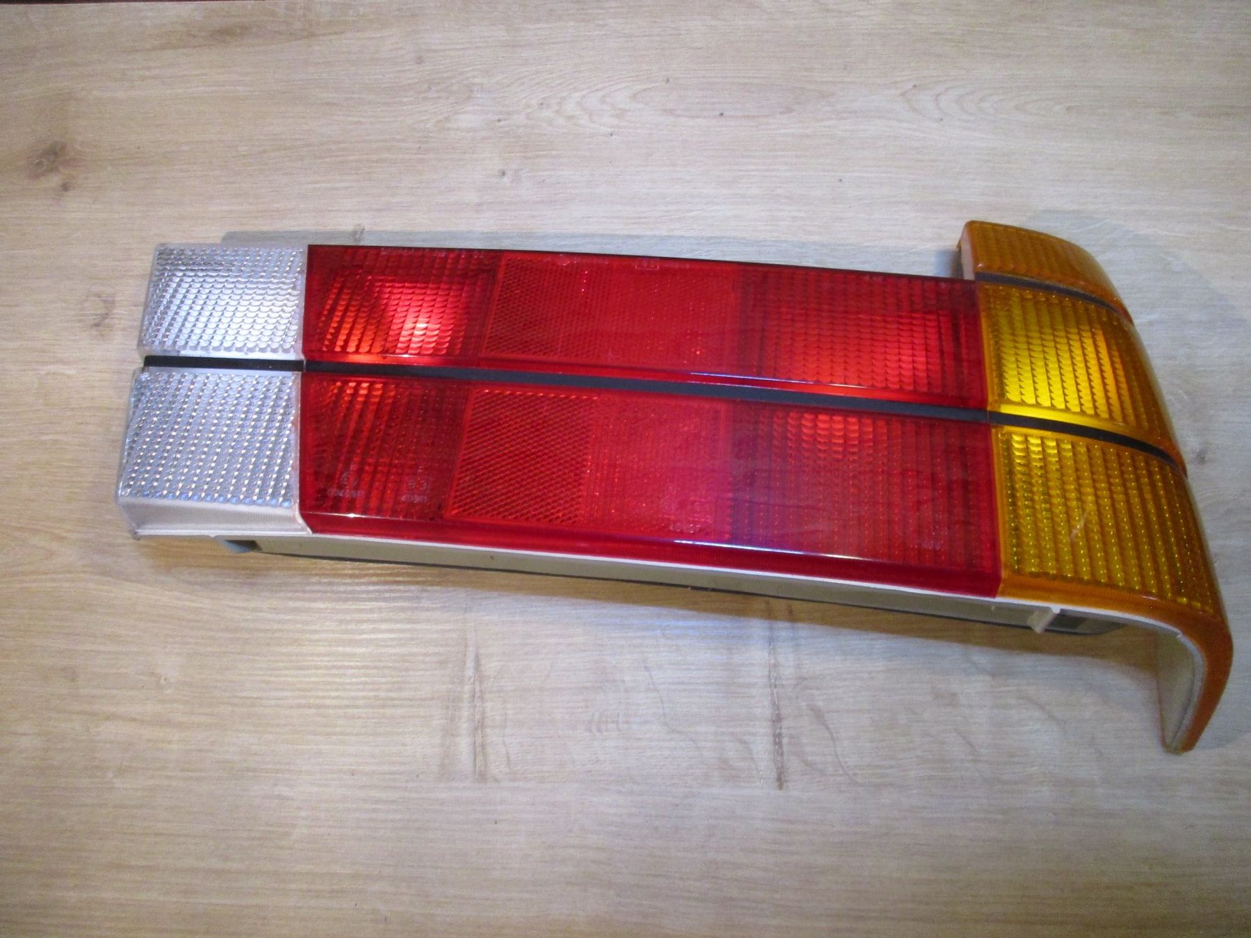 Alfa Romeo Tutti pezzi di ricambio auto: Alfa Romeo 75   Heckleuchte rechts gelber Blinker – Nuovo (secondo la descrizione) da Ennetmoos venduto da Truckdiver