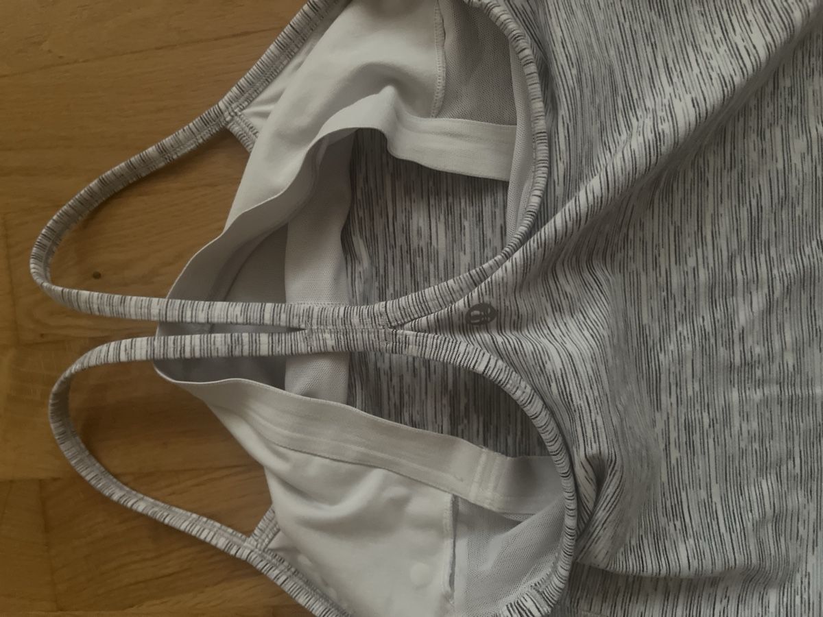 Lululemon Top: Lululemon Top – Nuovo (secondo la descrizione) da Ennenda venduto da mir_bx27 1