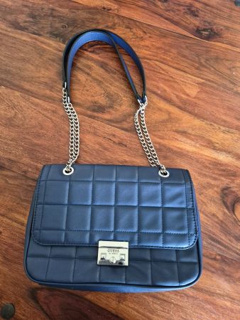 Sac à main Guess bleu marine, porté épaule,en excellent état