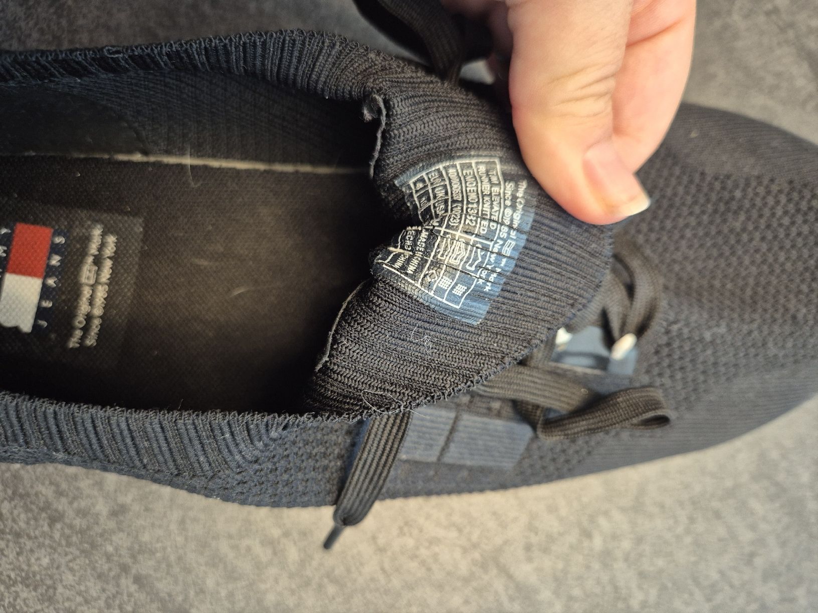 Tommy Hilfiger Herrenschuhe: Tommy Hilfiger Turnschuhe Grösse 44 – Gebraucht aus Ebikon von Familiekunterbunt 1