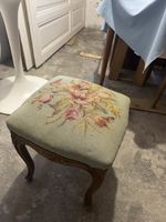 Hocker bestickt floral mit Holzgestell guter Zustand