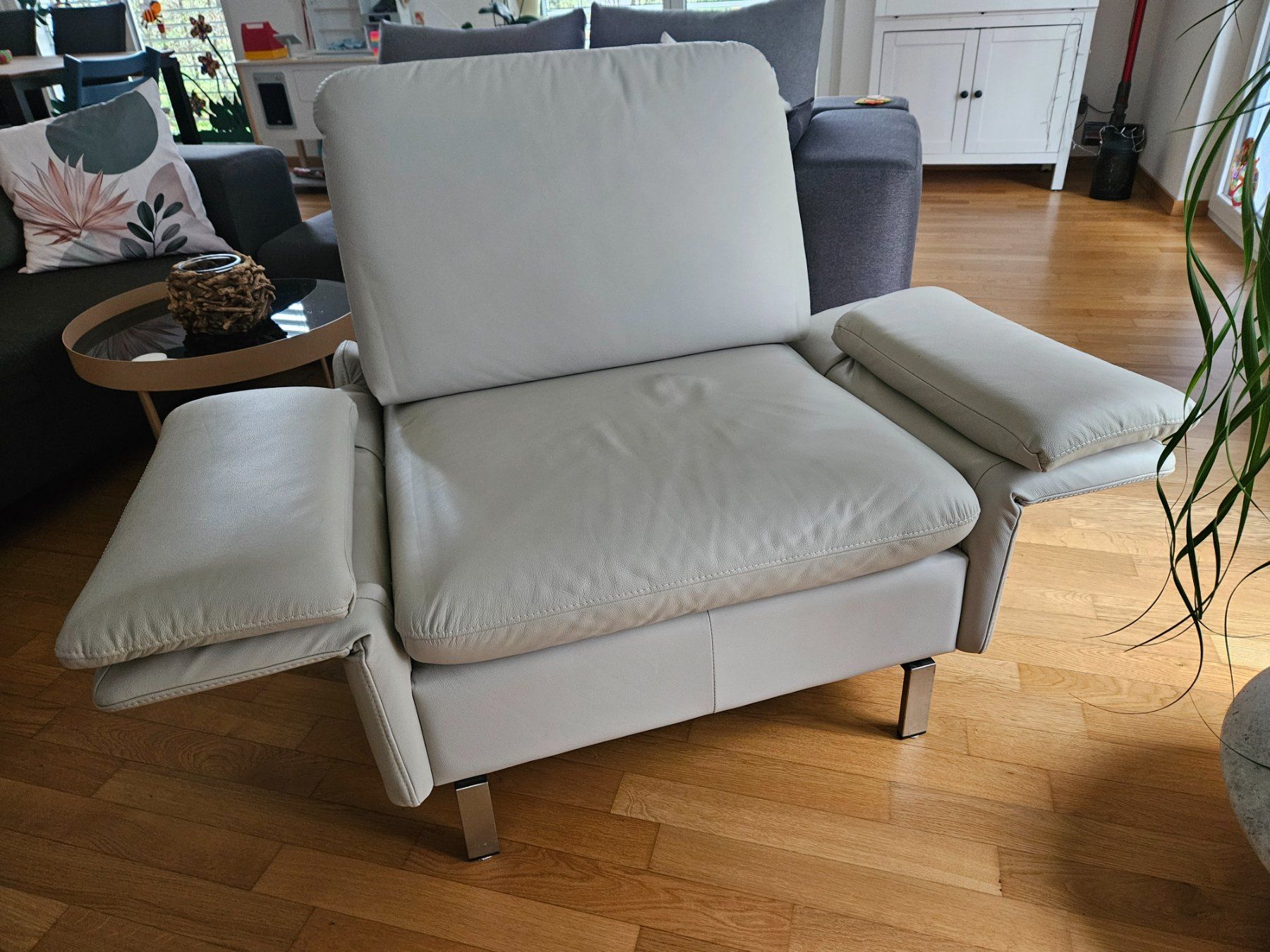 Poltrone: Bequemer Design Sessel – Echtleder, hellgrau/beige – Usato da Weinfelden venduto da paschiuna 1