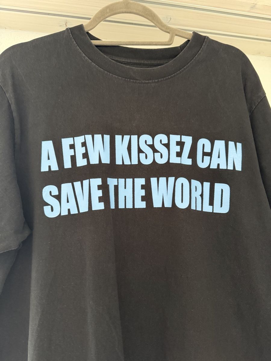 T-shirt: Kissez T-Shirt – Usato da Weinfelden venduto da Noelbnd 1