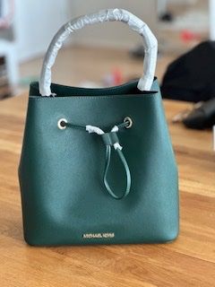 Michael Kors Taschen für Damen: Michael Kors Tasche – Neu und originalverpackt aus zürich von selavi01