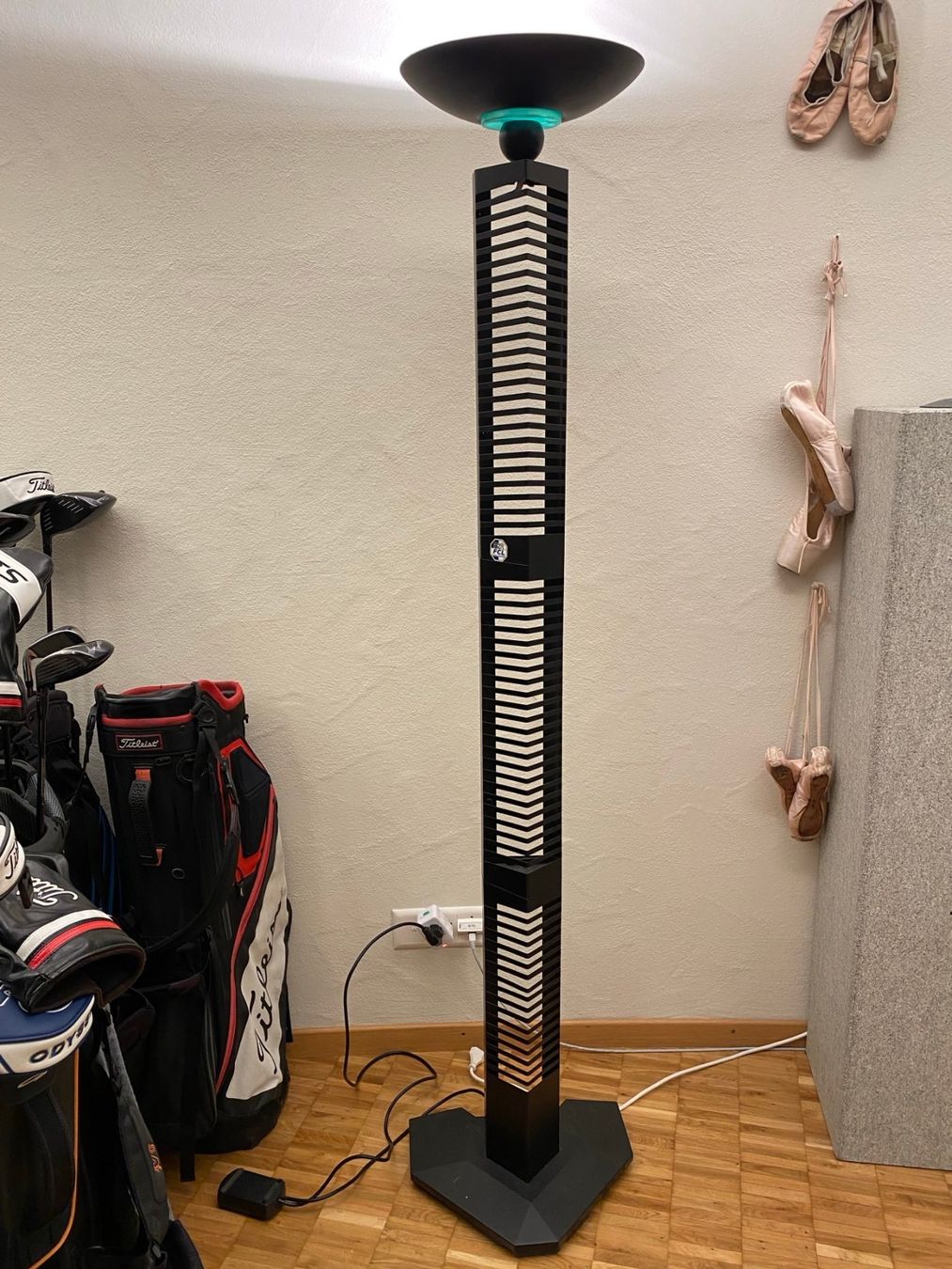 Lampade: Stehleuchte / Stehlampe Schwarz Deckenfluter inkl.CD Ständer – Usato da Kastanienbaum venduto da Muenchnerkindl1 1