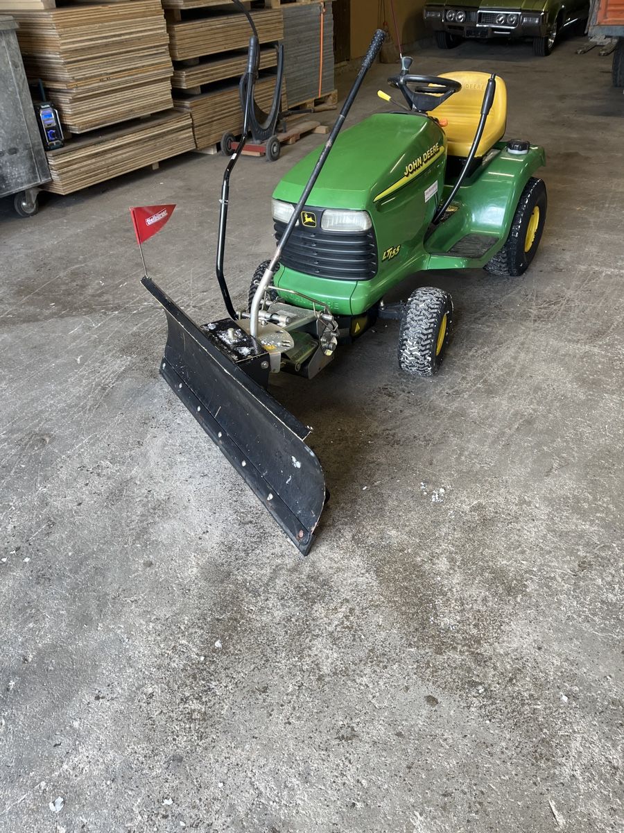 John Deere Tagliaerba: Rasentraktor John Deere mit Schneepflug – Usato da Rickenbach LU venduto da fla_9ft6 2