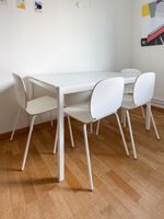Metalltisch mit Glasplatte und 4 dazugehörigen Stühlen