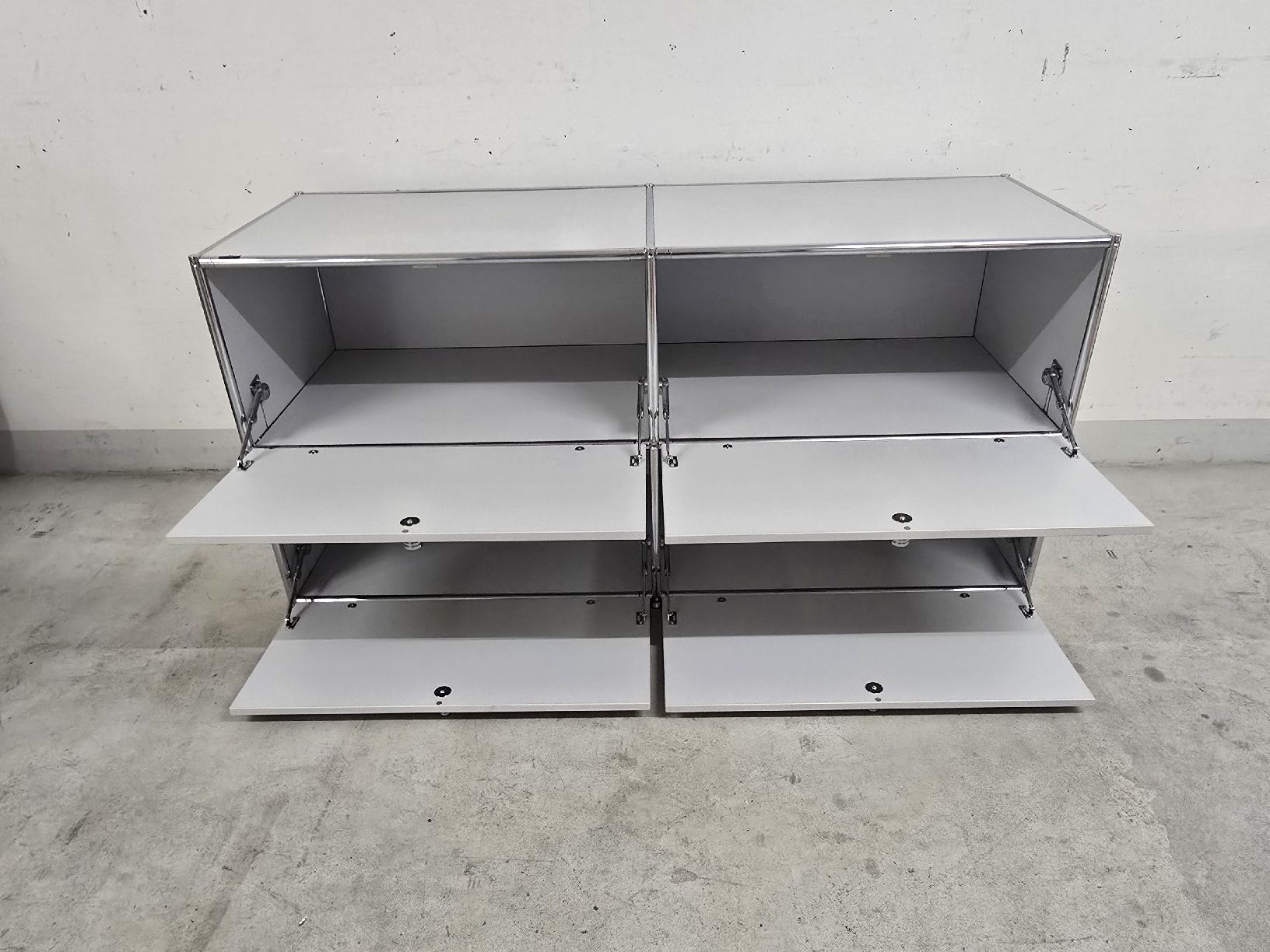 Armadi: Sideboard weiss Chrom Cosmoplan Designklassiker – Usato da Liebefeld venduto da Oberson98 2