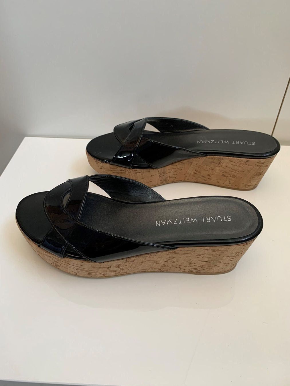 Stuart Weitzman Scarpe da donna: STUART WEITZMAN: Neue schwarze Lackleder-Sandale, 37,5 – Nuovo (secondo la descrizione) da Luzern venduto da paulablue 6