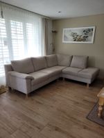 Couch mit Holzfüssen