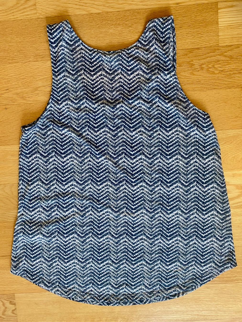H&M Top: H&M leichtes Tanktop – Usato da Bern venduto da eli7 1