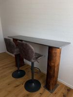 Massive Holzbalken Bar mit zwei verstellbaren Barhocker