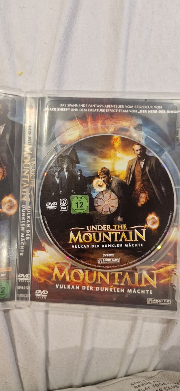 Tutti i DVDs: Under the Mountain - Vulkan der dunklen Mächte - DVD – Usato da Lengwil venduto da Beni-der-1 1