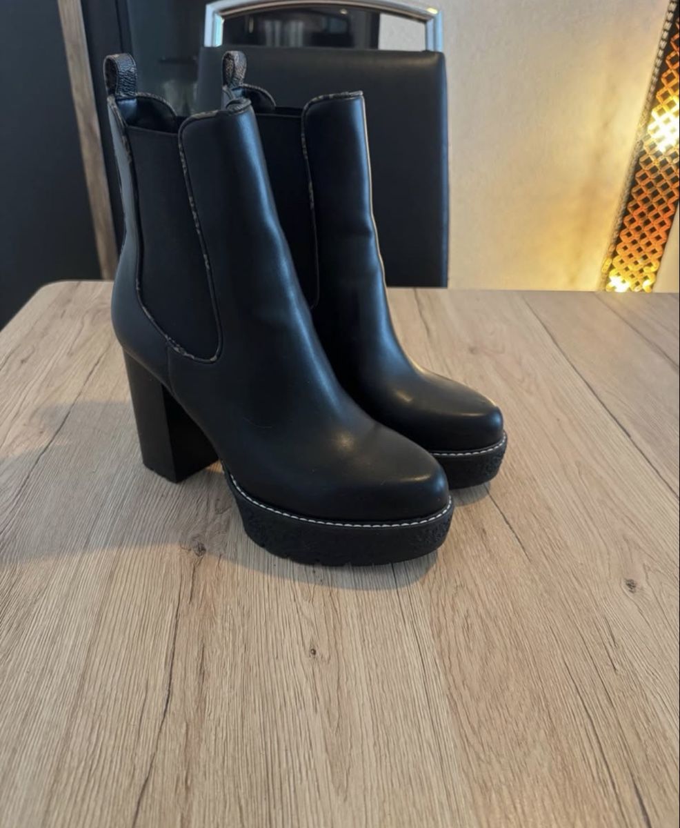 Guess Damenschuhe: GUESS Chelsea Boots – Neu (gemäss Beschreibung) aus Safnern von ann_sjp5